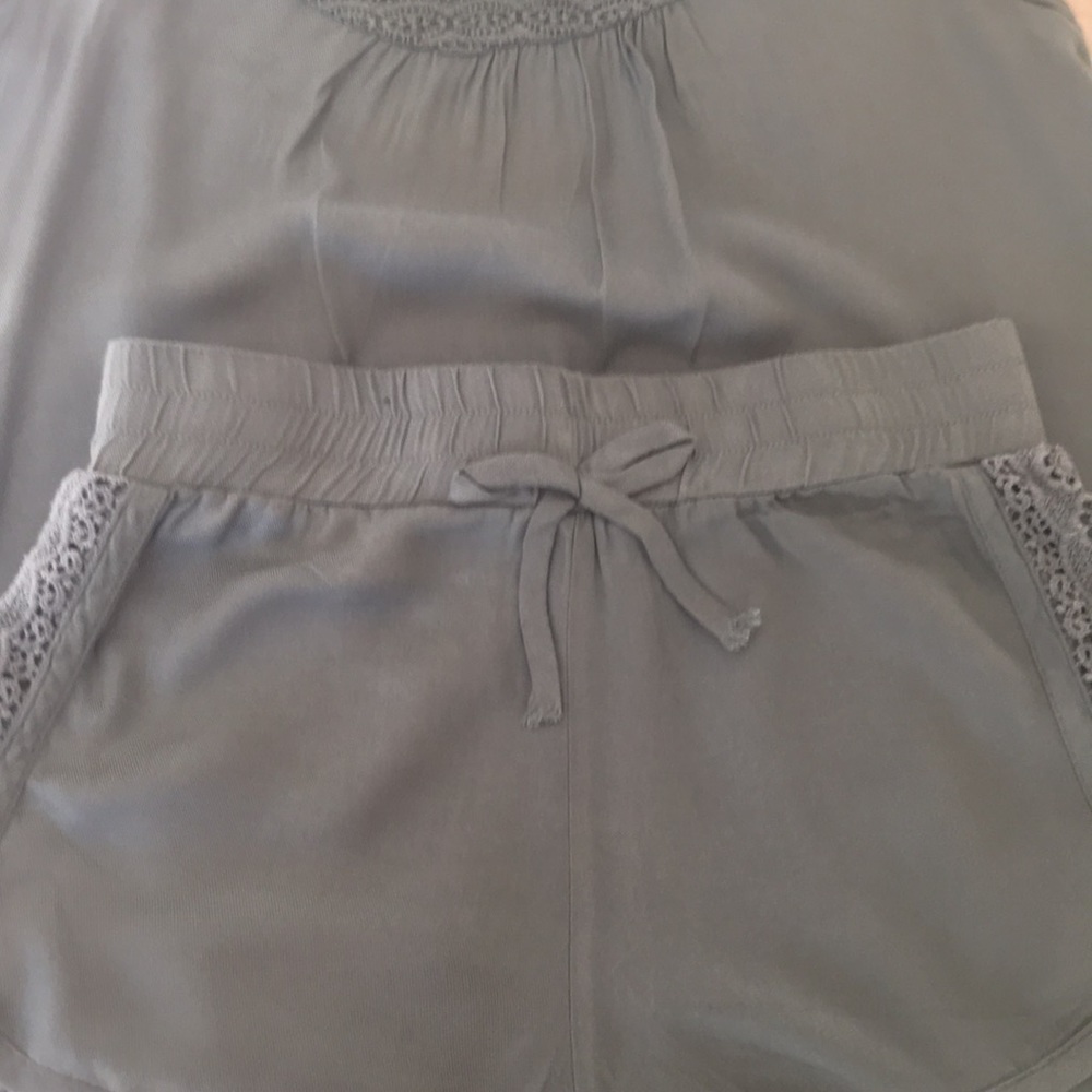 Short set - Picture 3 of 3